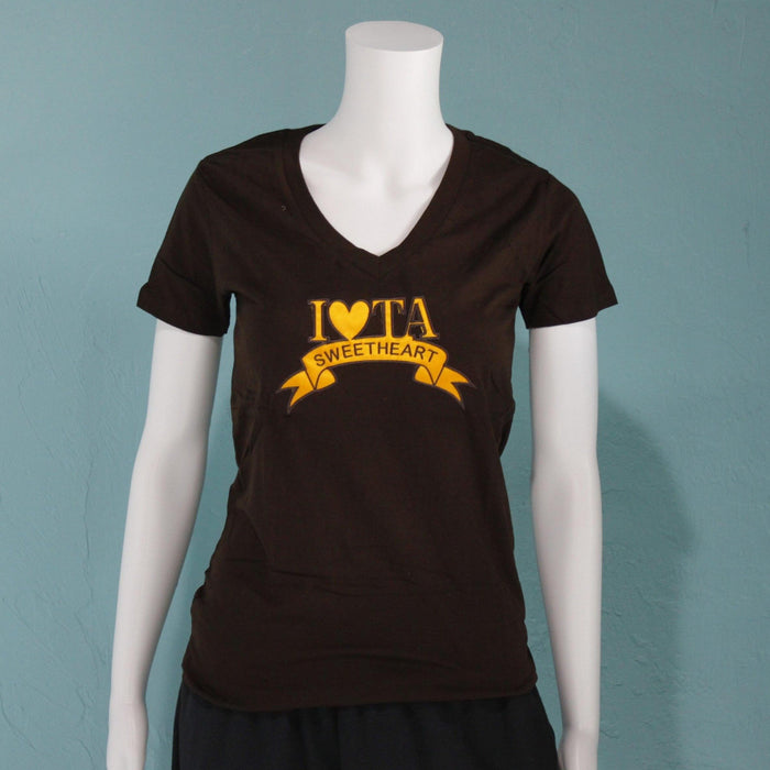 Iota Sweetheart Vneck Banner Tee
