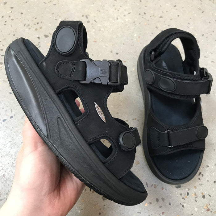 MBT Kisumu 3S-sandal i svart — klassisk MBT-sandal